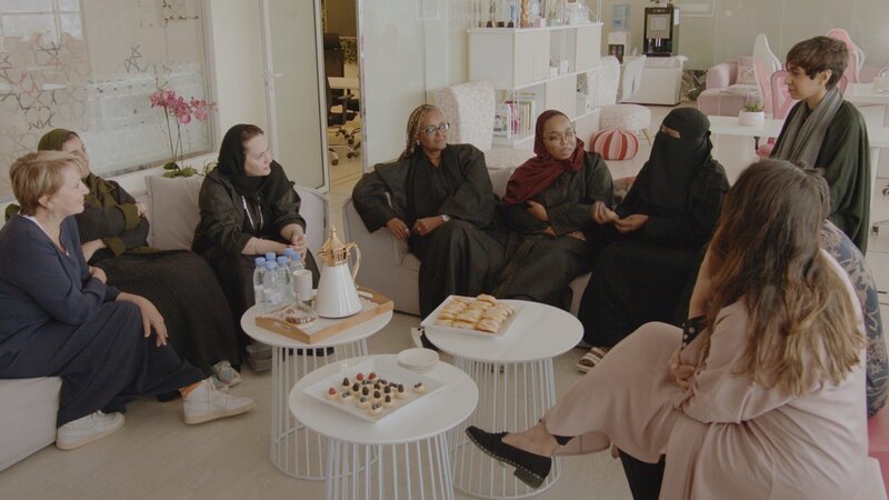 Immer mehr saudische Frauen sind in Büros beschäftigt. Oft bleiben sie dort unter sich. – Bild: ZDF