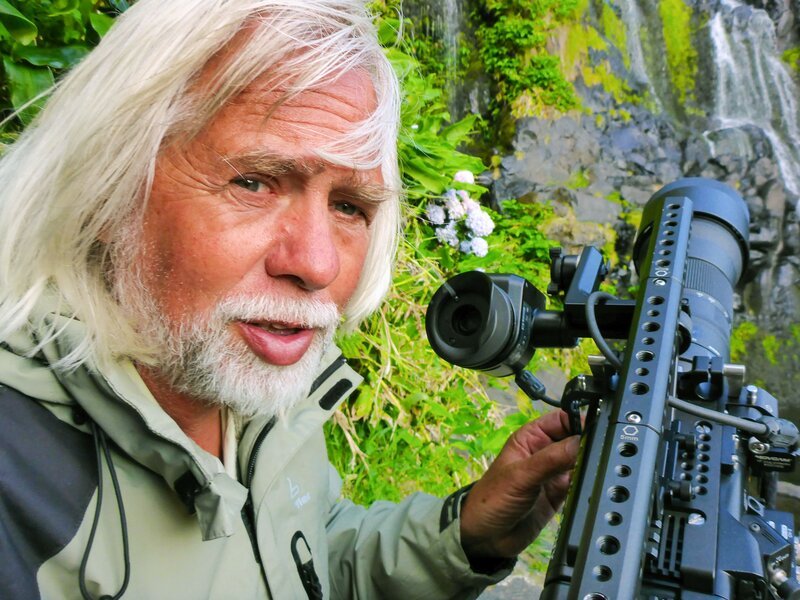 Erich Pröll bei den Dreharbeiten auf den Azoren. – Bild: ORF III