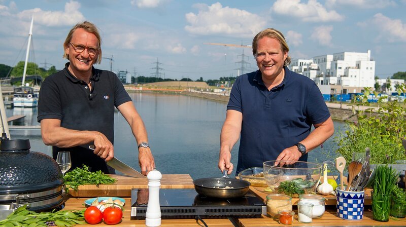 Die beiden Köche Björn Freitag (r) und Frank Buchholz (l). – Bild: WDR/​Melanie Grande