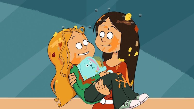 Überglücklich hält Wendy Marine auf den Armen: Sie haben den blauen Plüschhasen aus dem Müll gerettet. – Bild: NDR/​Bamboo Production/​Samka Productions