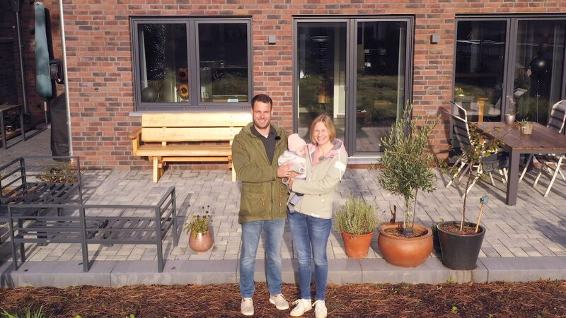 Eine große Rasenfläche, ein Zaun, eine Terrasse – so langweilig präsentiert sich die Außenanlage bei Familie Willemsen in Korschenbroich. Nun soll sich der Garten in ein insektenfreundliches, buntes Blütenmeer verwandeln. Zu diesem Duell bittet Eva Brenner die Gartenprofis Frank Egger und Marius Surmann. Wer sorgt hier für eine Farbexplosion? – Bild: ZDF und Gunther Weber