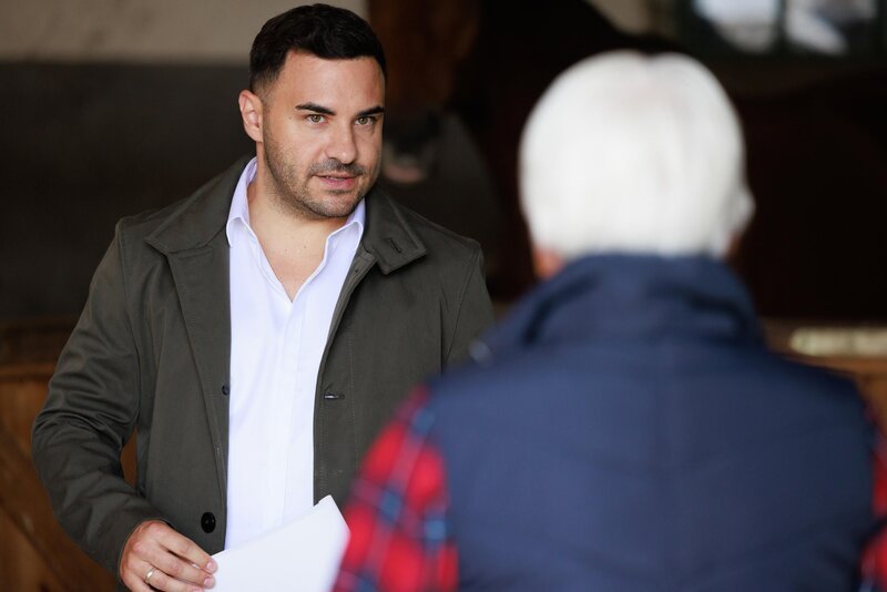 Easy (Lars Steinhöfel) scheint sich bei Hilde Jansen (Karin Heine) erfolgreich als Arzt verkaufen zu können. – Bild: RTL /​ Sebastian Meyer /​ Tödliche Diagnose