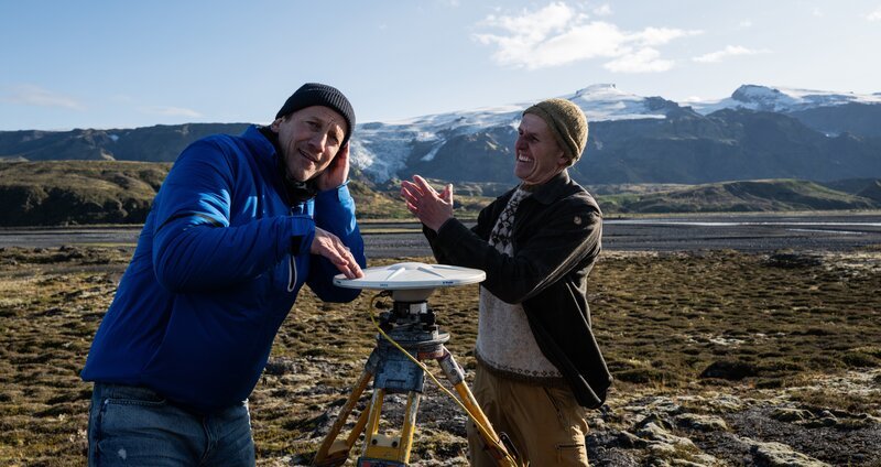 Unter den isländischen Gletschern schlummern gigantische Vulkane. Wotan Wilke Möhring trifft den Geologen Freysteinn Sigmundsson, um zu verstehen, wie die Vulkane auf das Schmelzen der Gletscher reagieren. – Bild: ZDF und Stefanie Gartmann