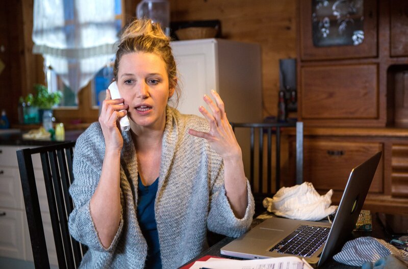 Jessica Ganslmeier (Eva-Maria Grein von Friedl) telefoniert wütend, als Hubert und Girwidz hereinkommen. Die beiden Polizisten fragen sich mit wem? – Bild: ARD/​Kai Neunert