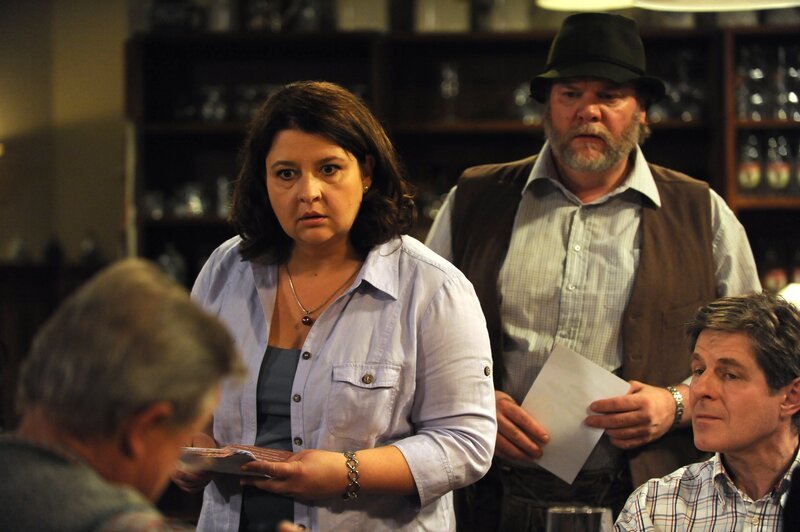 Moni kann nicht glauben, dass sie und Schattenhofer die gleiche Idee hatten. Von links: Monika Vogl (Christine Reimer), Benedikt Stadlbauer (Andreas Geiss) und Roland Bamberger (Horst Kummeth). – Bild: BR/​Marco Orlando Pichler