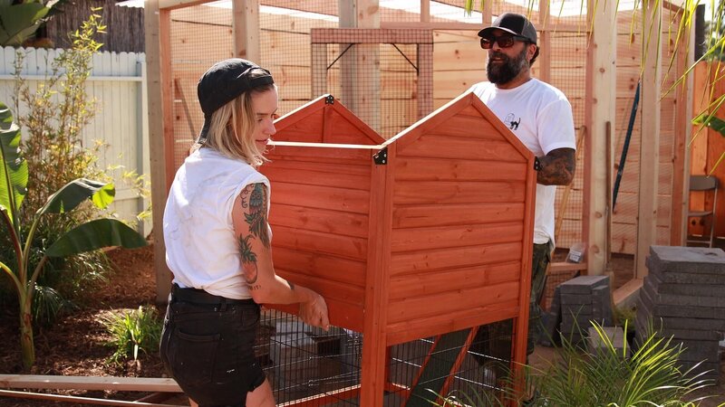 t Antonio Ballatore and build crew member, Christina Ray, carry small rabbit structure. – Bild: Discovery, Inc.