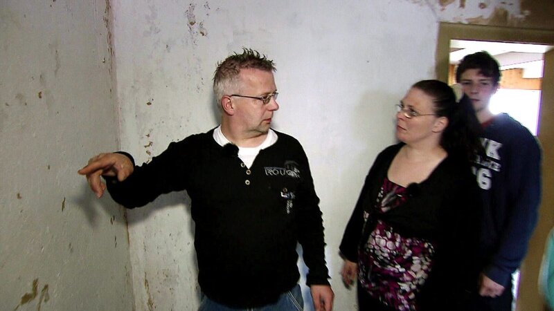 Auf Familienvater Markus und Mama Meike wartet jede Menge Arbeit in ihrem Schnäppchenhaus – Bild: RTL II