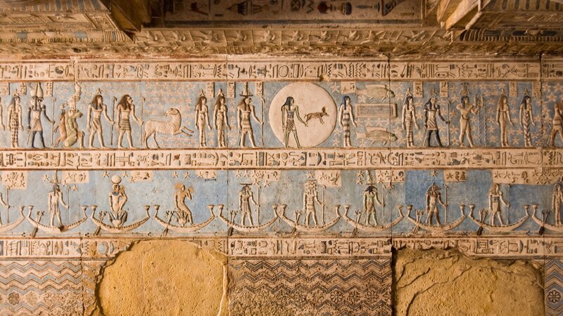 Ancient Egyptian carved and painted ceiling in the hypostyle hall of Abydos Temple. Note the goat Aries and the two fish of Pisces. – Bild: AmandaLewis