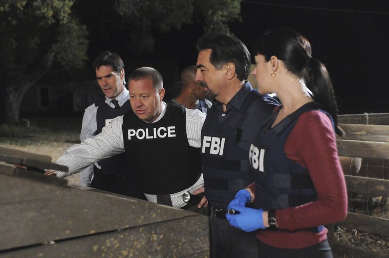 CRIMINAL MINDS – „ …And Back“ – The BAU continues its search for a serial killer who has forced the team into Canada to catch him and has placed a team member’s life in danger, on „Criminal Minds“ airing on CBS on WEDNESDAY, MAY 20 (10:00⁠–⁠11:00 p.m., ET). THOMAS GIBSON, JOHN LACY, SHEMAR MOORE (BACKGROUND), JOE MANTEGNA, PAGET BREWSTER – Bild: ABC Studios