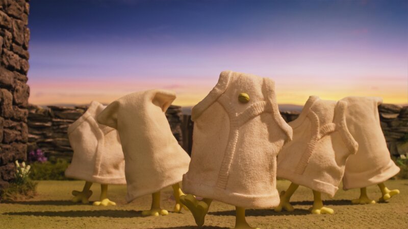 Wie kleine Geister sehen die Unterhosen des Farmers aus, die über den Hof laufen. – Bild: WDR/​Aardman Animation Ltd.