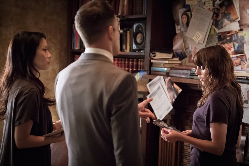 Kittys (Ophelia Lovibond, r.) Eifersucht droht, die Ermittlungen von Watson (Lucy Liu, l.) und Sherlock (Jonny Lee Miller, M.) zu behindern … – Bild: CBS Studios