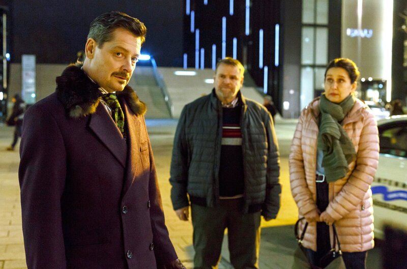 Falk wird von den Kirchhofs gestoppt, Herr Kirchhof wurde wieder gebissen, weshalb man Falk bittet eine Unterlassungserklärung aufzusetzen.V.l.n.r. Falk (Fritz Karl), Herr Kirchhof (Felix Vörtler), Frau Kirchhof (Barbara Philipp) – Bild: ARD/​Kai Schulz