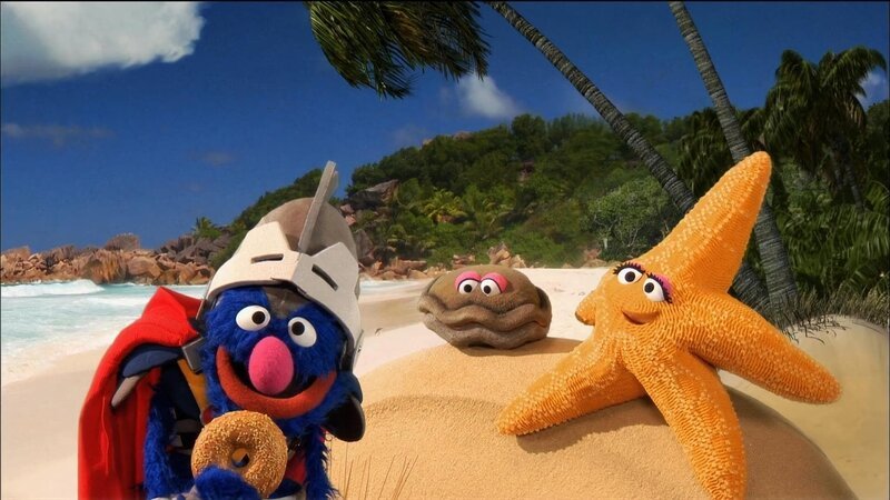 Super-Grobi (l.) im Einsatz für Muschel und Seestern – Bild: NDR/​Sesame Workshop