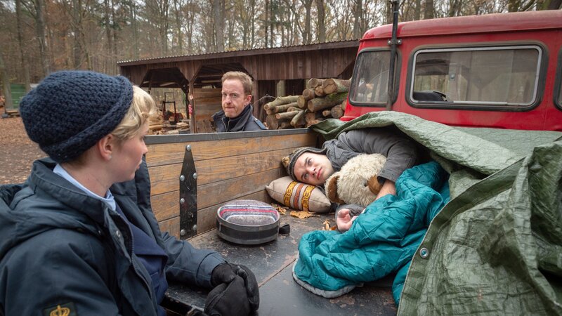 Stine (Sidsel Hindhede, l.) und Timmermann (Mathias Junge, 2.v.l.) fahnden nach Thomas Weiss (Samuel Hummel, r.). Der hat mitbekommen, wie Richter Holger Schmidt (Rüdiger Lehmann) seinen Lieblingskollegen Markus Böttwig (Sönke Möhring) bedroht hat. Hat Thomas seinen Kollegen beschützen wollen und den Richter umgebracht? Wäre der etwas eigenwillige Junge überhaupt fähig zu so einer Tat? – Bild: Marc Meyerbröker /​ ZDF