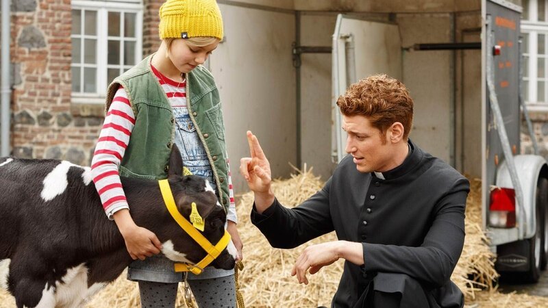 Maik (Daniel Donskoy) trifft Susi (Luna Maxeiner), die gerne ihr Kälbchen Elvis gesegnet haben möchte. – Bild: TVNOW /​ Kai Schulz