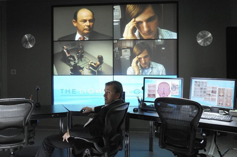 Dr. Cal Lightman (Tim Roth) ist der Gründer und Leiter eines Unternehmens mit einem höchst ungewöhnlichen Aufgabenfeld: Lightman und seine Mitarbeiter sind menschliche Lügendetektoren. – Bild: RTL Crime