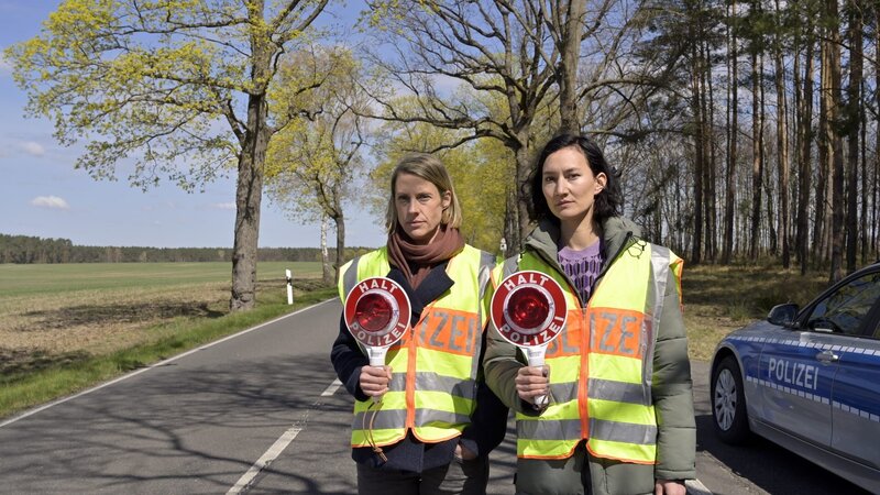 Tamara Meurer (Anja Pahl, l.) und Pauline Hobrecht (Agnes Decker, r.) unterstützen bei einer Polizeikontrolle. Aber nicht freiwillig: Ihr Chef hat eine Wette verloren und nun müssen sie aushelfen. – Bild: ZDF und Christiane Pausch