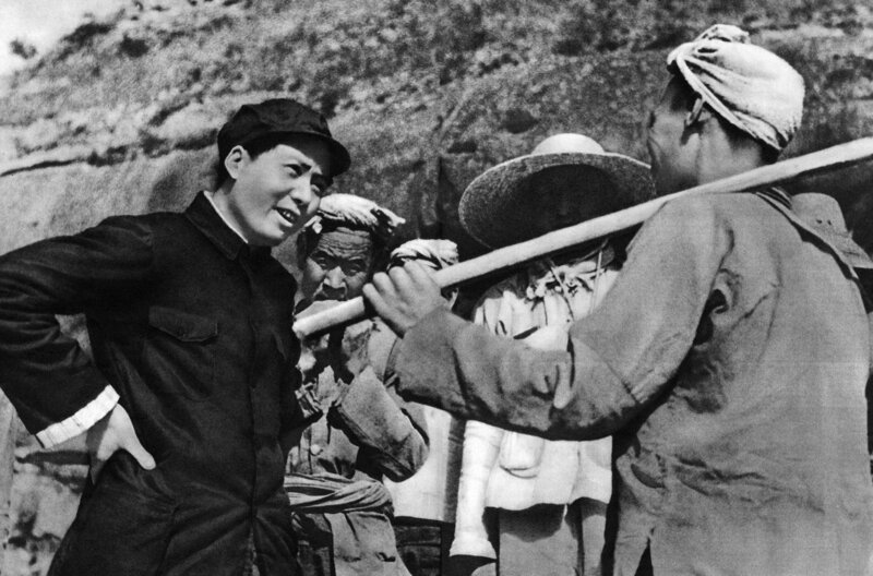 Mao in den 30er Jahren in Yan’an, das ihm als Basislager und Testlabor für die Implementierung seiner kommunistischen Idee dient.; Mao in den 30er Jahren in Yan’an, das ihm als Basislager und Testlabor für die Implementierung seiner kommunistischen Idee dient. – Bild: SWR/​IMAGO/​Gemini Collection