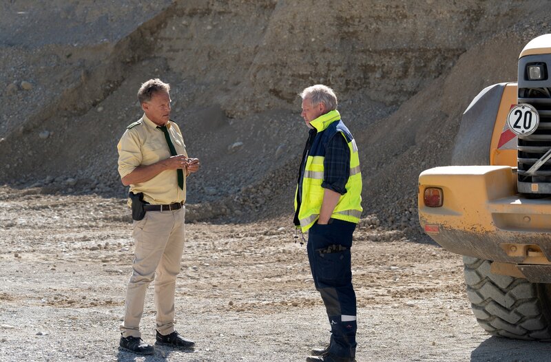Richard Gruber (Wowo Habdank, r.) glaubt zu wissen, wen sich Hubert (Christian Tramitz, l.) mal näher anschauen sollte. Lizzy Moser scheint verdächtig. – Bild: ARD/​Thomas Neumeier