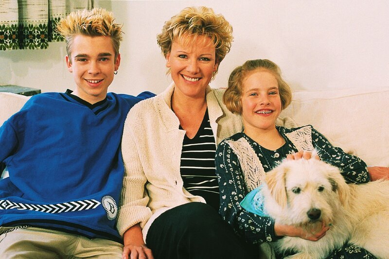 Nikola Vollendorf (Mariele Millowitsch, Mi.) ist mit ihren halbwüchsigen Kindern Peter (Eric Benz) und Stephanie (Friederike Grasshoff) gerade nach Köln gezogen, um sich dort ein neues Leben aufzubauen. – Bild: RTPL /​ RTLplus