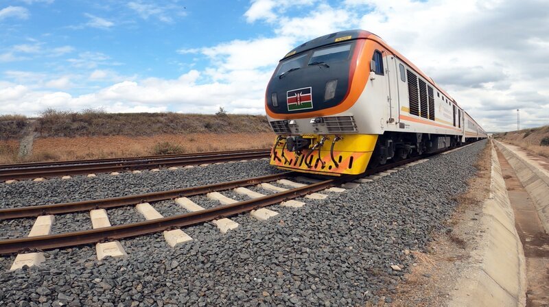 Der neue Zug trägt einen stolzen Namen: Madaraka Express. Madaraka bedeutet auf Swahili u.a. Selbstbestimmung. Ob diese allerdings durch die starke Abhängigkeit von chinesischen Krediten möglich ist, ist umstritten. – Bild: SWR