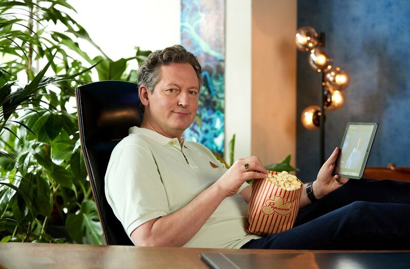 Das Streamen von Filmen und Serien ist beliebt. Wir können Inhalte schauen, wann, wo und wie oft wir wollen. Doch den wenigsten ist bewusst, was die Streamerei für das Klima bedeutet. Sollen wir jetzt alle wieder zurück vor die alte Glotze? Nein, aber wir können mit ein paar Tricks unseren CO2-Fußabdruck beim Streamen richtig reduzieren. Wie das geht, zeigt Eckart von Hirschhausen in Wissen vor acht – Erde. – Bild: ARD/​Kai Schulz