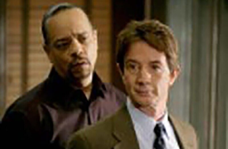 Eine Frau wird vergewaltigt und ermordert aufgefunden. Det. Tutuola (Ice-T) nimmt Sebastian Ballentine (Martin Short, r.) fest, da zunächst viele Beweise dafür sprechen, dass er der Täter ist. Doch haben die Ermittler den richtigen Verdächtigen? – Bild: TVNOW /​ NBC Universal