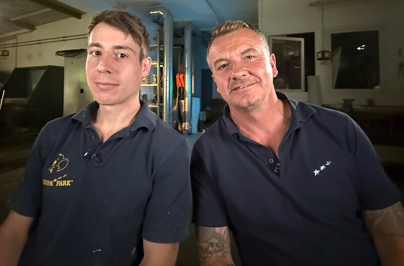 Die Europa-Park-Maler Dirk Klausmann (r.) und Dirk Schöpflin haben vier Wochen gebraucht, um die Euromaus neu zu lackieren. – Bild: SWR/​Thomas Förster