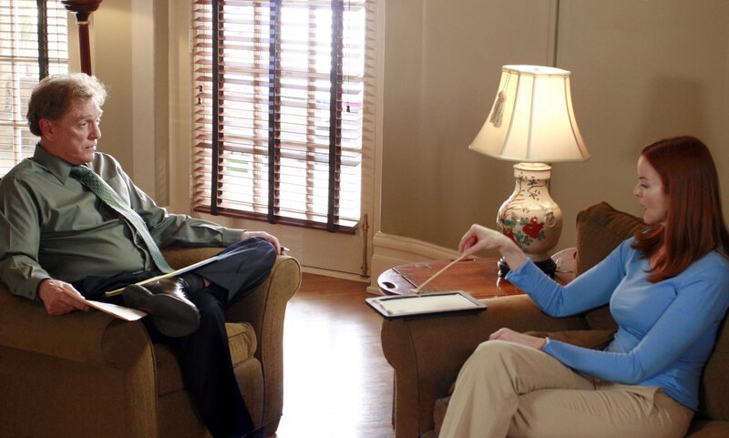 Nachdem man Bree (Marcia Cross, r.) mit Gewalt daran gehindert hat, die Nervenklinik zu verlassen, gibt sie sich Dr. Barr (William Atherton, l.) gegenüber gesprächsbereit … – Bild: Ron Tom