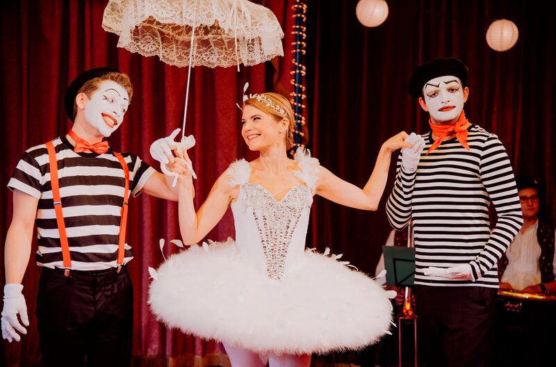 Pfarrer Brandl und Florian begleiten Uschi pantomimisch während ihres Seiltanzes. Von links: Pfarrer Brandl (Ferdinand Schmidt-Modrow), Uschi Kirchleitner (Silke Popp), Florian Brunner (Tommy Schwimmer) und KLD. Weiteres Bildmaterial finden Sie unter www.br-foto.de. – Bild: BR/​Nadya Jakobs