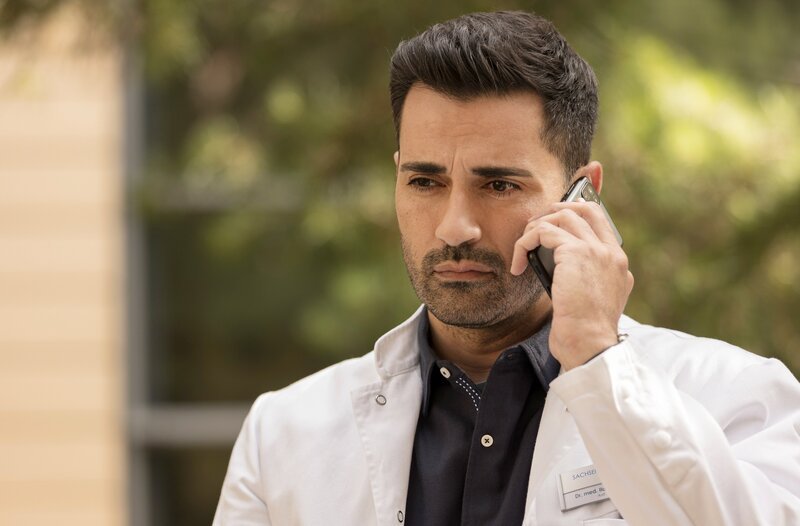 Dr. Ina Schulte (Isabell Gerschke) und Dr. Philipp Brentano (Thomas Koch) haben gerade erfahren, dass Sarah Marquardt und Philipps Frau Arzu mit einer Hochschwangeren im Fahrstuhl stecken geblieben sind. – Bild: MDR/​Saxonia Media/​Rudolf Wernicke