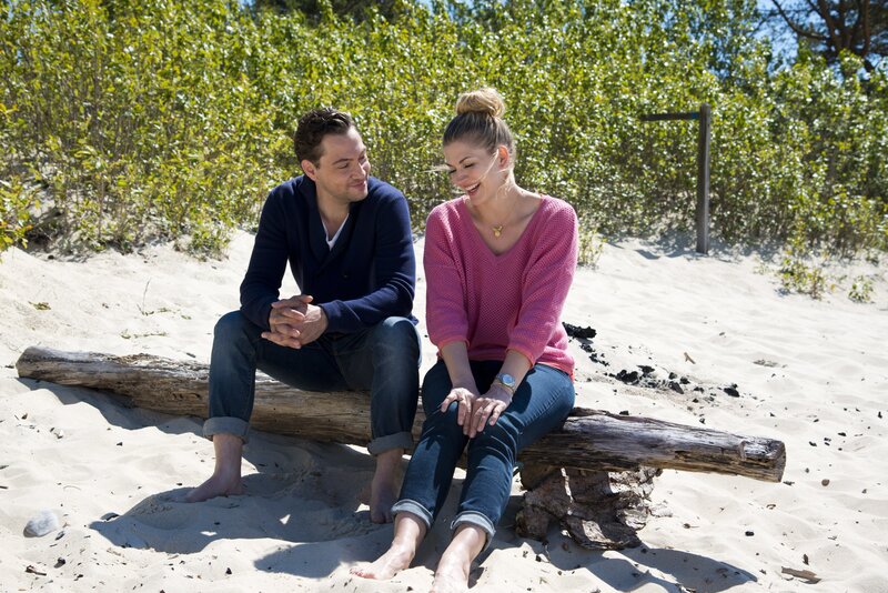 Frank (Leander Lichti) trifft auf Öland auch seine Ex-Frau Mina (Nina Bott) wieder. Er gibt zu, in der Vergangenheit Fehler gemacht zu haben. – Bild: ZDF/​Marco Meenen