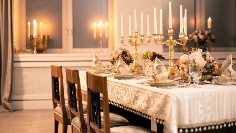 Ob bei Staatsbesuchen, royalen Hochzeiten oder an Nationalfeiertagen: Gegessen wird immer. „Terra X History“ erzählt die Geschichte legendärer Dinner und blickt hinter Menüs und Speisekarten. – Bild: ZDF und Ralf Gemmecke