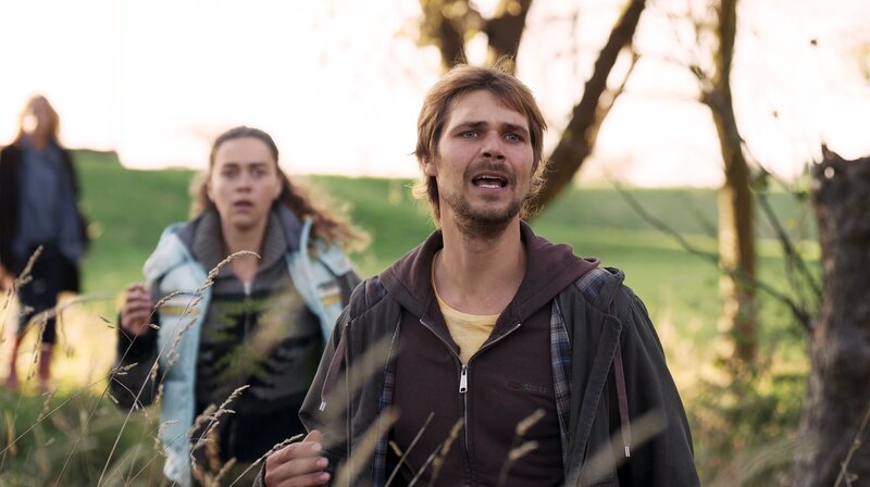 Das Ehepaar Feldhusen (Henning Flüsloh und Ronja Herberich) wird Zeuge eines tragischen Ereignisses auf dem Hof. – Bild: NDR/​Christine Schroeder