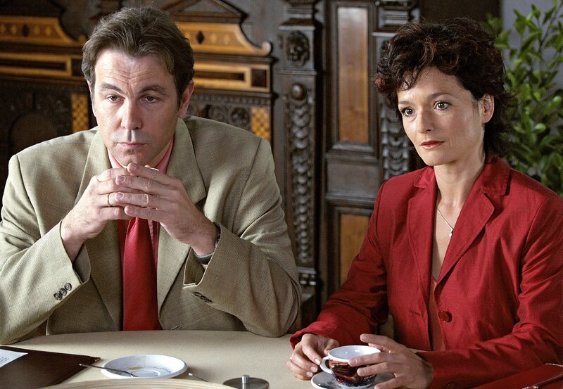 Unterstützt von ihrem Ehemann Georg (Stefan Fleming), ficht Andrea Plattner (Katharina Stemberger) das Testament ihres Vaters an. – Bild: BR/​ARD/​ORF/​Miguel Dieterich