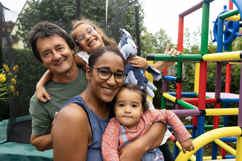 Mirella mit ihrer Familie – Bild: KiKA/​Lupalipa Media