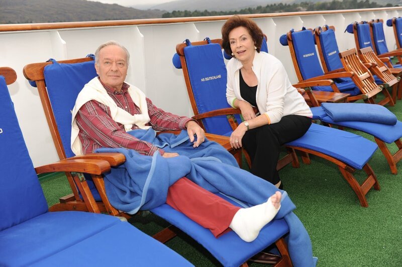 Dr. Schröder (Horst Naumann) macht an Bord die Bekanntschaft von Ellen (Karin Dor), der Schwester von Kapitän Paulsen. – Bild: ZDF und Dirk Bartling
