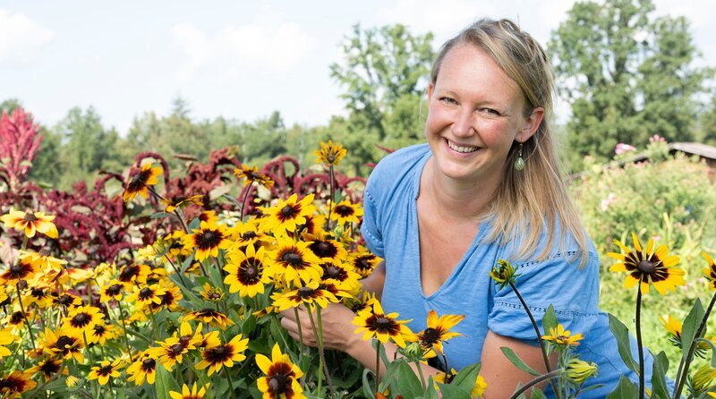 Die dritte Reise geht in den Bodenseekreis nach Oberschwaben. Am Hof von Anna Pröbstle und ihren Brüdern Johannes und Lorenz dreht sich alles um Artenvielfalt. Dabei spielen Wildblumen in allen Betriebsbereichen, insbesondere rund um den Ackerbau und die Rinderzucht, eine entscheidende Rolle. – Bild: WDR/​Melanie Grande