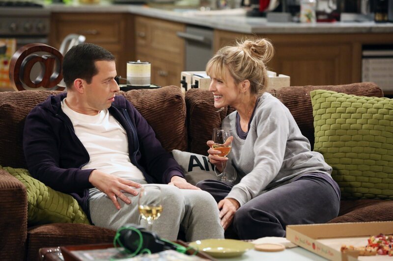 Ein unmoralisches Angebot: Jon Cryer als Alan Harper, Courtney Thorne-Smith als Lyndsey Mackelroy. – Bild: Turner /​ COURTESY OF WBITV