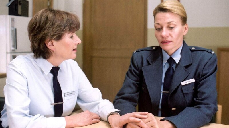 Baal (Karen Böhne, re.) sieht keinen anderen Ausweg und muss ihrer Erzfeindin Adler (Claudia Loerding) die ganze Wahrheit über sie und Brock sagen. Zu ihrer Überraschung erntet sie Adlers Verständnis, denn Adler war selbst einmal in so einer Lage … – Bild: TVNOW /​ Stephanie Kulbach