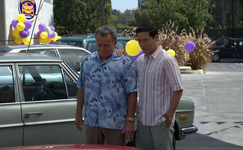 Marvin (Ray Wise, l.); Louis Huang (Randall Park, r.) – Bild: American Broadcasting Companies. /​ Richard Cartwright