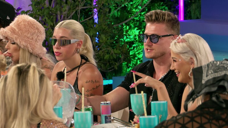 Walentina (2.v.l.), Tommy (2.v.r.), Bella (r.) – Bild: Paramount