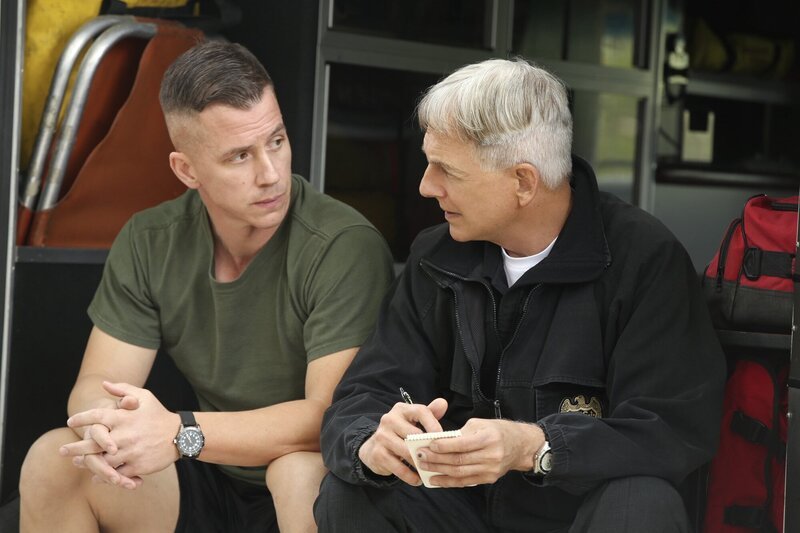 L-R: Gunnery Sgt. Joseph Wilkes (Michael Marc Friedman) und Gibbs (Mark Harmon) – Bild: FRM6 / CBS BROADCASTING INC L-R: Gunnery Sgt. Joseph Wilkes (Michael Marc Friedman) und Gibbs (Mark Harmon) – Bild: FRM6 / CBS BROADCASTING INC