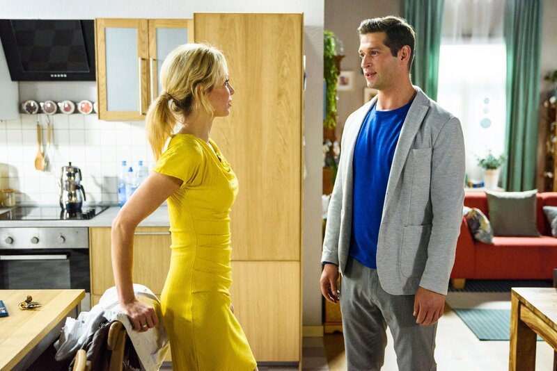 Deniz (Igor Dolgatschew) spricht mit Lena (Birte Glang) und glaubt, dass seine Beichte unumgänglich ist. – Bild: RTL Deutschland