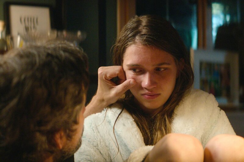 Mischko (Tom Beck) tröstet Maya (Anna-Lena Schwing), nachdem sie fast vom Kran gestürzt wäre. – Bild: RTL