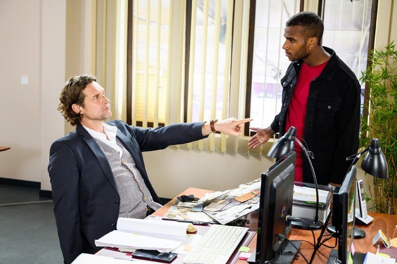 Moritz (Tijan Njie, r.) will nach seiner Rückkehr die Differenzen mit Niclas (Ron Holzschuh) ausräumen. Doch Niclas hat bereits Konsequenzen gezogen. – Bild: RTL /​ Willi Weber