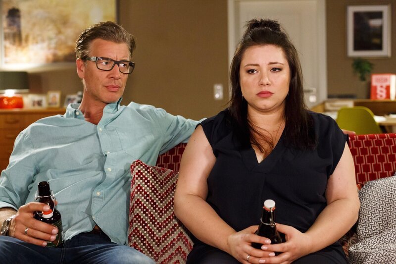 Vanessa (Julia Augustin) vertraut Christoph (Lars Korten) an, wie sehr Richards Worte sie verunsichert haben. – Bild: RTL /​ Kai Schulz