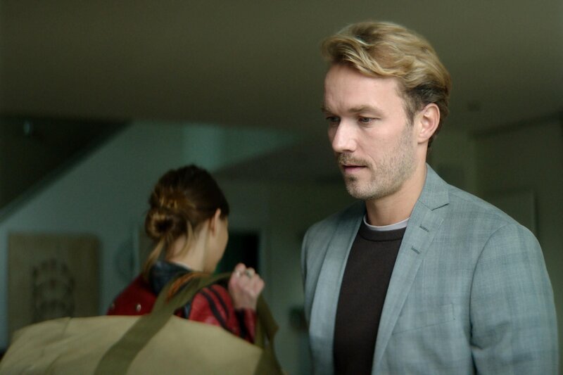 Maya (Anna-Lena Schwing) haut aus Jugendheim ab und schlägt bei Korbinian (Max Woelky) auf. – Bild: RTL Deutschland