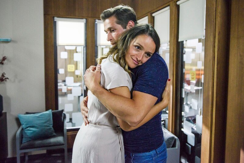 Jenny (Kaja Schmidt Tychsen) gibt bei Deniz (Igor Dolgatschew) vor, dass Marie kein Problem für sie ist … – Bild: RTL /​ Julia Feldhagen