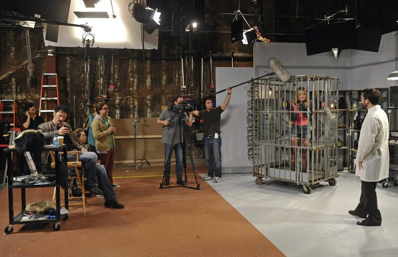 Bei den Dreharbeiten zu ihrem neuen Film gibt Penny (Kaley Cuoco, 2.v.r.) alles. Doch Kenneth (Steve Valentine, 2.v.l.) ist anderer Meinung und feuert sie. Auch Leonard (Johnny Galecki, M.) und Will Wheaton (Will Wheaton, r.) können nichts dagegen tun … – Bild: © Warner Brothers